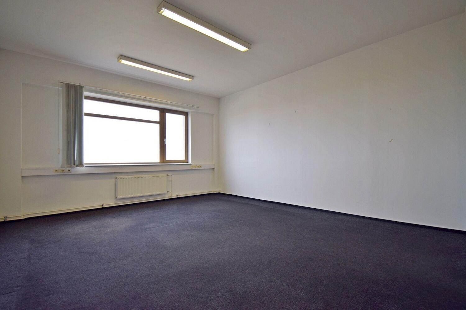 Prostorná kancelář v administrativní budově na okraji Prahy