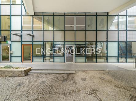 Pronájem obchodní prostory, 376 m² obrázek