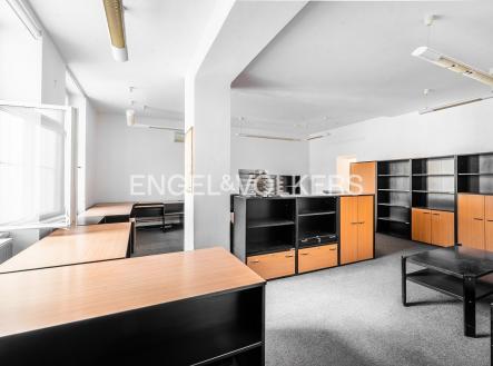 Pronájem kanceláře, 277 m²