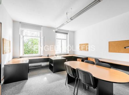 Pronájem kanceláře, 277 m²