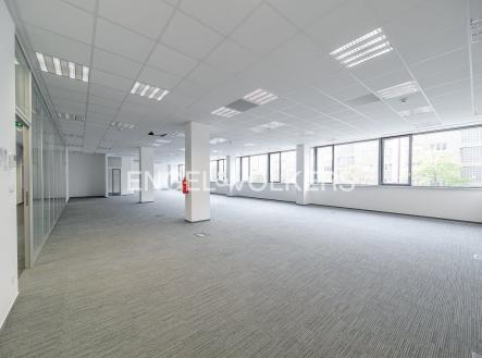 Pronájem kanceláře, 868 m²