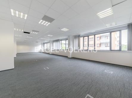 Pronájem kanceláře, 868 m²