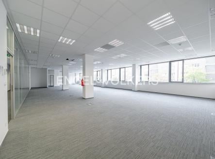 Pronájem kanceláře, 868 m²
