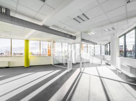 Pronájem kanceláře, 974 m²