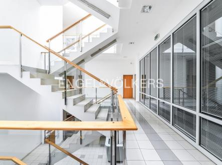 Pronájem kanceláře, 1 054 m²