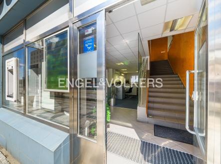 Pronájem obchodní prostor, 268 m²