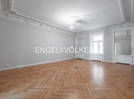 Pronájem kanceláře, 376 m²