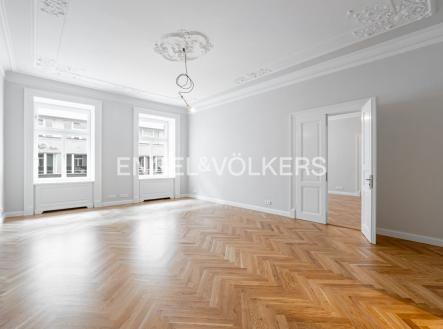 Pronájem kanceláře, 376 m²