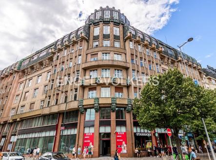 Pronájem kanceláře, 560 m²