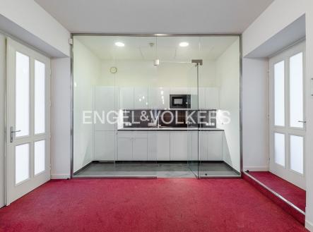 Pronájem kanceláře, 560 m²