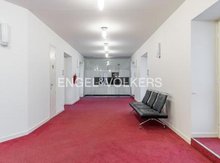 Pronájem kanceláře, 560 m²