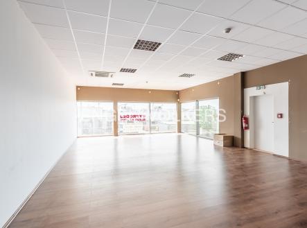 Pronájem - obchodní prostor, 268 m²