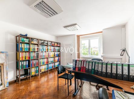 Pronájem kanceláře, 284 m²