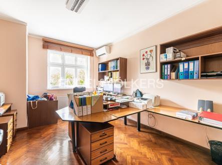 Pronájem kanceláře, 284 m²