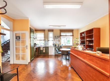 Pronájem kanceláře, 284 m²