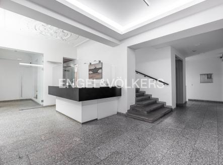 Pronájem komerčního objektu, sklad, 329 m²