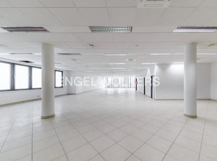 Pronájem kanceláře, 300 m²