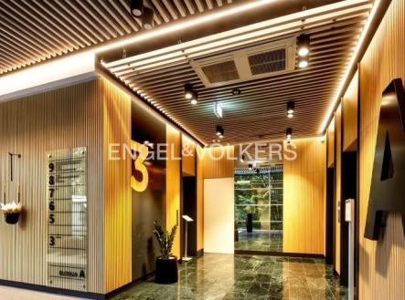 Pronájem kanceláře, 2 455 m²