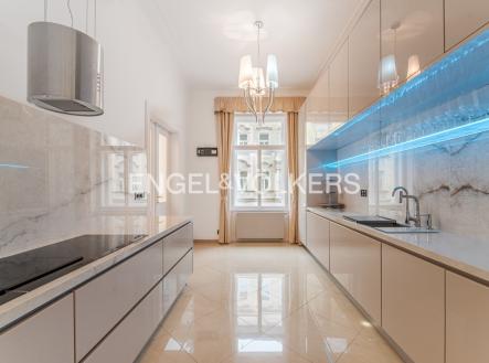 Pronájem bytu, 5+1, 211 m²