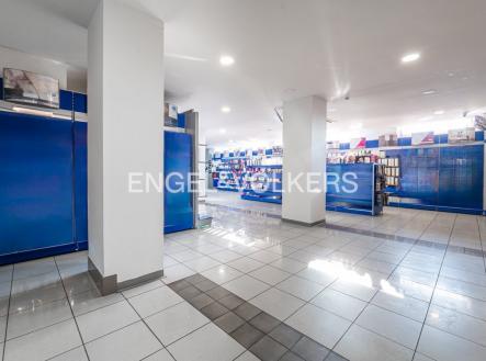 Pronájem obchodní prostory, 340 m²