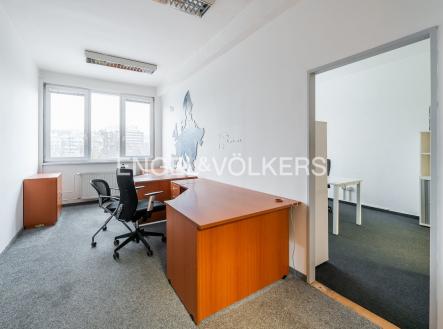 Pronájem kanceláře, 241 m²