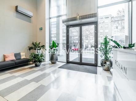 Pronájem kanceláře, 553 m²