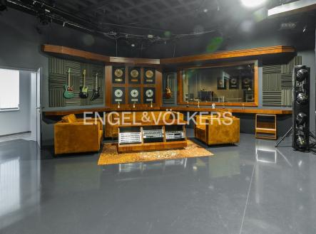 Pronájem kanceláře, 678 m²