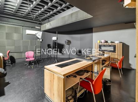 Pronájem kanceláře, 678 m²