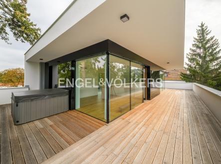 Pronájem - dům/vila, 523 m²