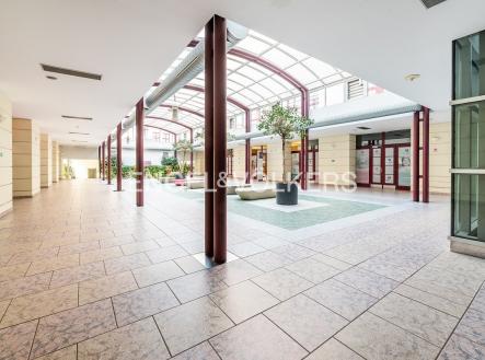 Pronájem kanceláře, 1 499 m²