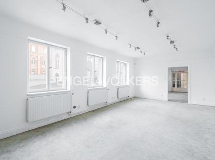 Pronájem kanceláře, 214 m²