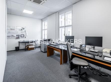 Pronájem kanceláře, 666 m²