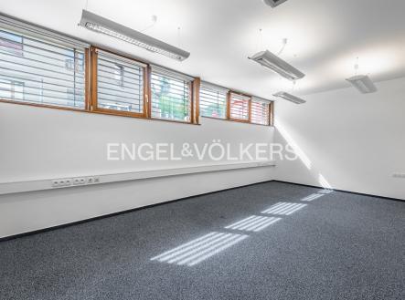 Pronájem - kanceláře, 258 m²