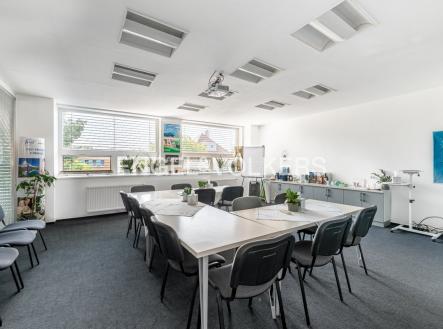 Pronájem kanceláře, 252 m²