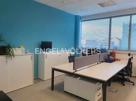Pronájem kanceláře, 478 m²
