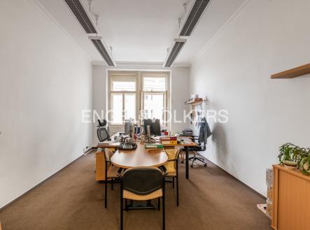 Pronájem kanceláře, 325 m²