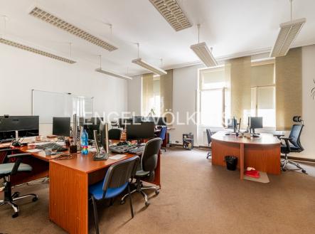Pronájem kanceláře, 325 m²