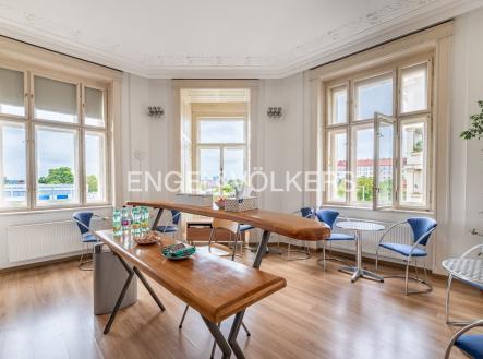 Pronájem kanceláře, 325 m²