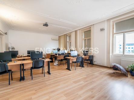 Pronájem kanceláře, 325 m²