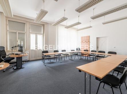 Pronájem kanceláře, 325 m²