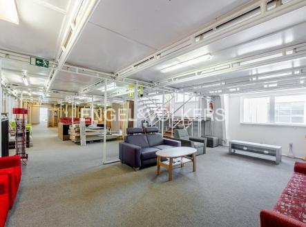 Pronájem kanceláře, 2 550 m²