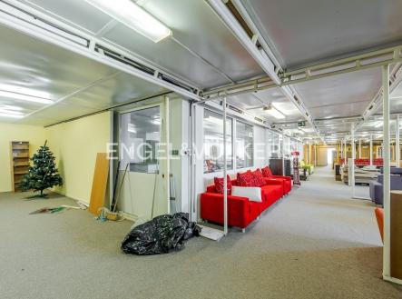 Pronájem kanceláře, 2 550 m²