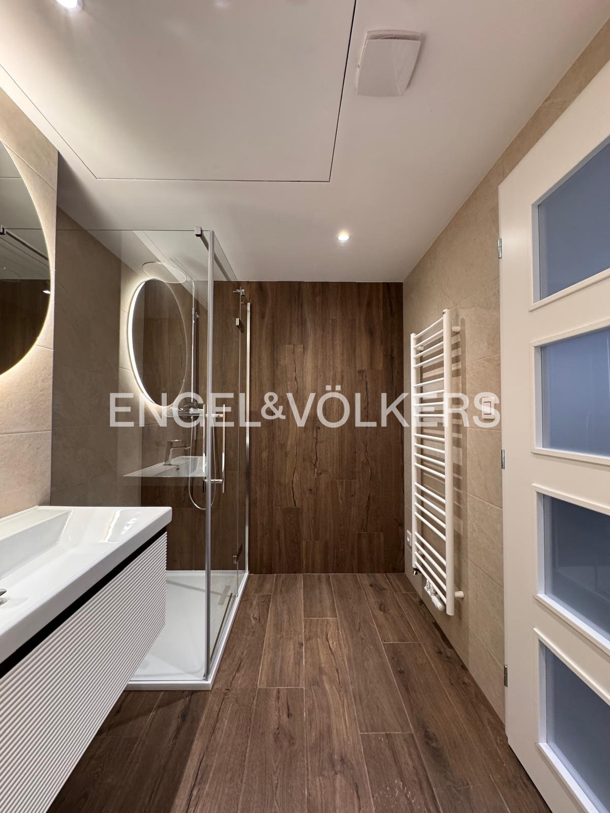 e74e8e81-6987-4d43-bdab-2d128f8e9c8b