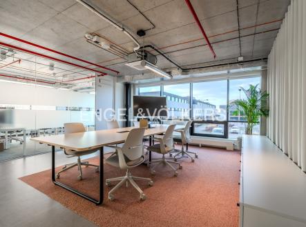 Pronájem kanceláře, 1 400 m²