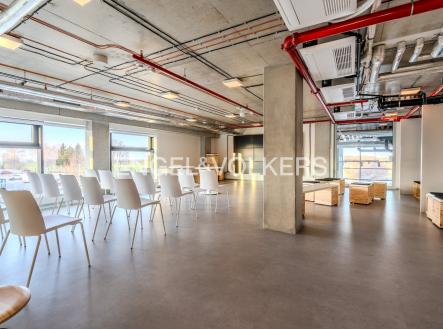 Pronájem kanceláře, 942 m²