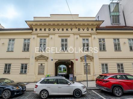 Pronájem kanceláře, 300 m²