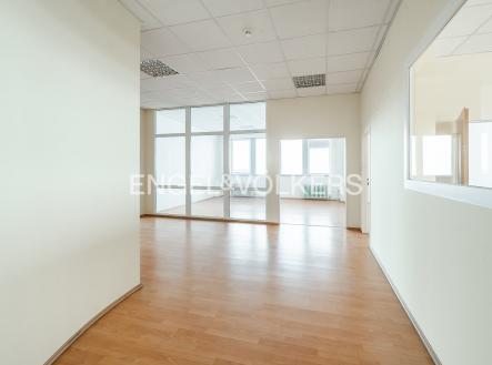 Pronájem kanceláře, 714 m²