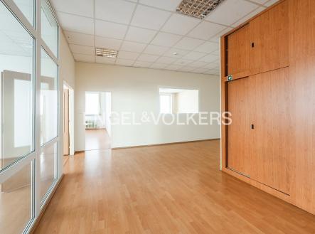 Pronájem kanceláře, 714 m²