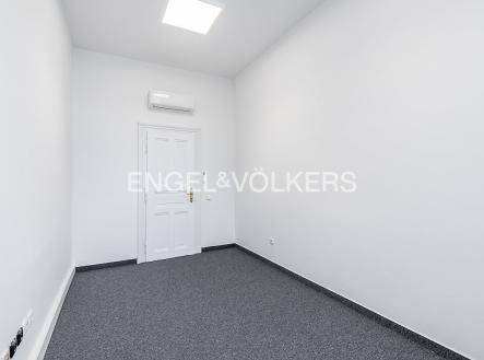 Pronájem kanceláře, 77 m²
