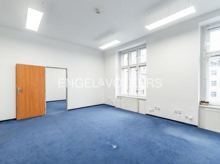 Pronájem kanceláře, 451 m²